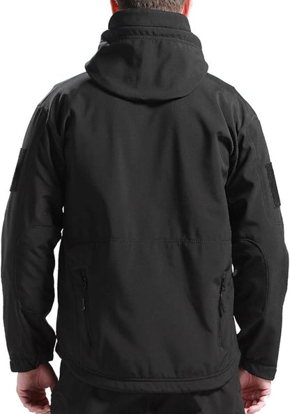 Rückansicht der schwarzen Jacke am Model mit Kapuze, Ellbogenverstärkungen, Klettfläche am Ärmel und zwei Reißverschlusstaschen unten. 3
