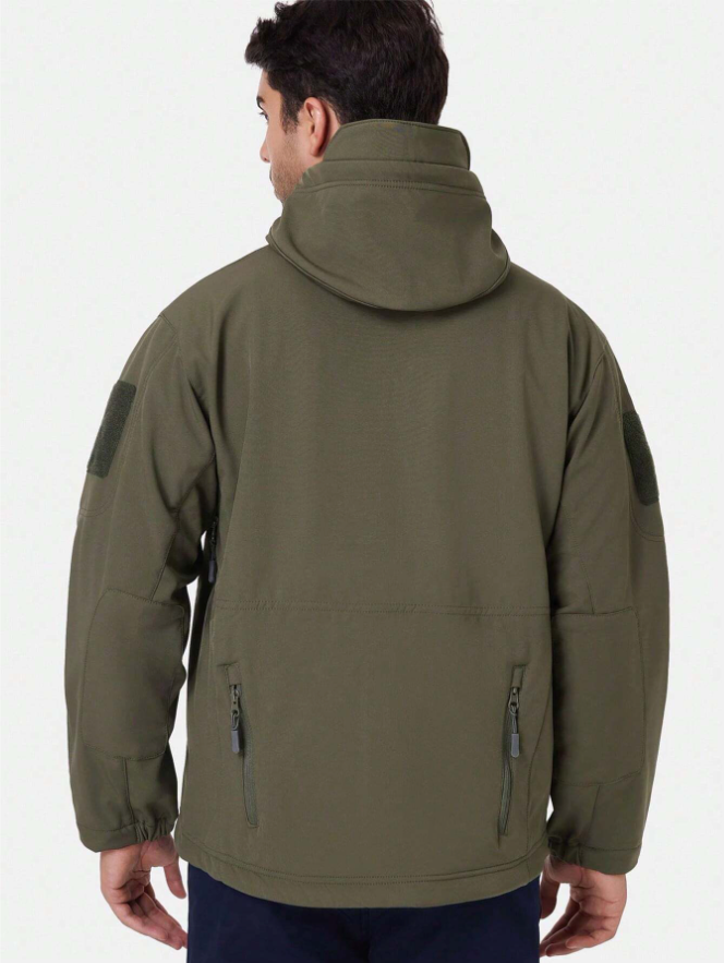 Rückansicht der olivgrünen Jacke am Model mit hochgestelltem Kragen, Kapuze, Quernaht und zwei Reißverschlusstaschen unten. 5