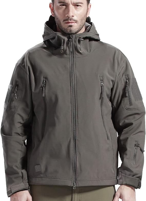 Mann in der grauen Kapuzenjacke von vorne, mit Kordelzügen an der Kapuze, Brusttaschen und Ärmeltaschen mit Reißverschluss. 8
